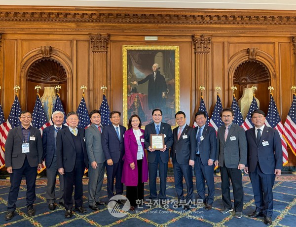 신우철 군수가 10일 하킴제프리스 민주당 하원 원내 대표 초청으로 미국 국회의사당을 방문하여 '2025 워싱턴DC 김치의 날' 기념 한미 우호 협력 공로상을 수상했다(사진=조용원 기자/완도군청)