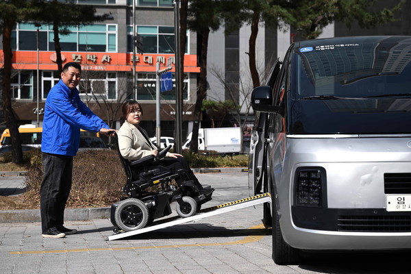 화성시는 전국 최초로 로봇과 AI 기술을 복지 현장에 접목한 혁신적 장애인 지원 정책을 가동하며 주목받고 있으며, 이러한 전진은 전국 지방정부가 따라야 할 새로운 행정 패러다임으로 남을 것이다. {사진=김미숙 기자/화성시청)