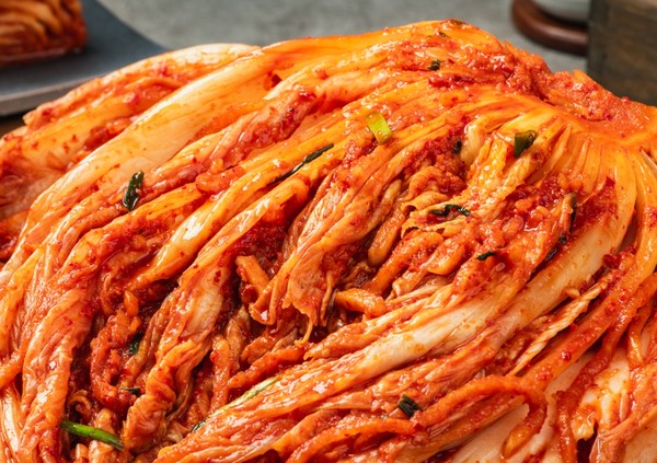 충북산 배추로 만든 고품질 김치 ‘어쩌다 못난이 김치’가 생산 과정에서 크기나 모양이 규격에 미치지 못해 버려질 위기에 놓인 못난이 농산물을 활용해, 음식물 쓰레기 저감과 농가 소득 안정이라는 두 마리 토끼를 모두 잡은 착한 소비 아이콘으로 주목받고 있다. (사진=김지수 기자/