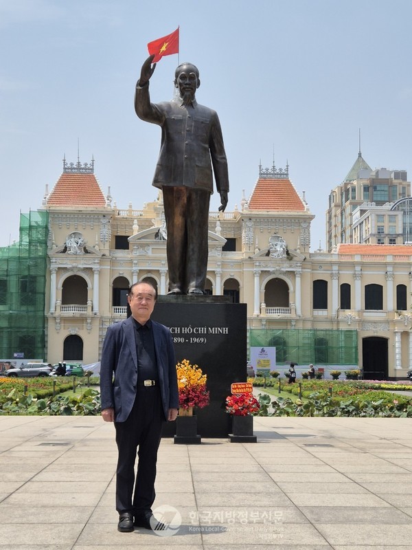 베트남 민족 영웅 호찌민의 동상 앞에 선 필자 안경환 총장(사진=안경환 편집위원)