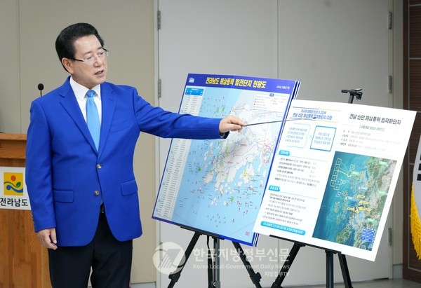 정부가 22일 신안 해상풍력 발전단지(3.2GW)를 ‘해상풍력 집적화단지’로 지정하면서, 전남도는 단일단지 기준 아시아·태평양 최대 규모, 세계 2위 수준의 해상풍력 거점을 공식적으로 확보하여 대한민국 에너지 대전환을 이끌게 됐다. 김영록 전남지사가 신안 해상풍력 집적화단지 지정과 관련해 설명하고 있다(사진=조용원 기자/전남도청)
