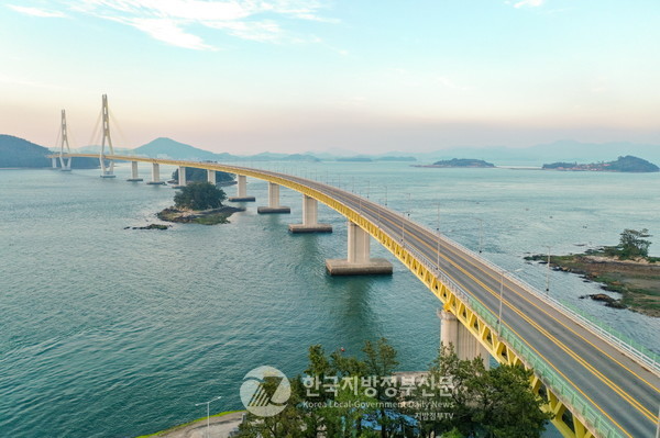 전남 고흥군(군수 공영민)이 문화체육관광부의 ‘2025 지역 자전거 여행 활성화 공모사업’에서 전국 1위에 선정되며, 다시 한번 관광 혁신의 중심으로 떠오르고 있다.(사진=조용원 기자/고흥군청)