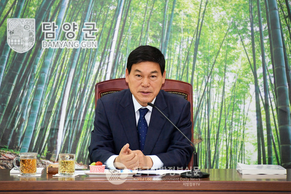 정철원 담양군수는 22일 민선8기 담양군정의 새로운 방향성을 담은 군정구호와 목표, 5대 분야별 군정방침을 최종 확정하고 군민들에게 공표하며 군정쇄신 의지를 밝혔다(사진=조용원 기자/담양군청)