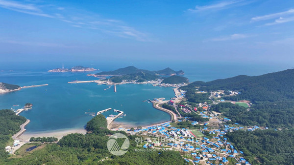 전남 신안군이 2024년 문화체육관광부의 K-관광섬 프로젝트 일환으로 공개한 ‘자산어보 흑산도’ 브랜드 디자인은 섬의 스토리를 시대의 감각으로 재해석한 시도로 주목받고 있다.(사진=조용원 기자/신안군청)