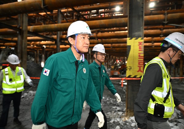 오세훈 서울특별시장은 “현대 시민생활과 밀접한 지하공간 관리 및 지하 공사 관리 혁신이 이뤄져야 시민들이 땅꺼짐 불안에서 벗어날 수 있다”며 “지하굴착 공사 및 상하수도 지하 시설에 대한 체계적이고 종합적인 혁신 투자를 꾸준히 해 나가 시민 안전, 도시 안전을 이뤄나가겠다”고 강조했다. (사진=김미숙 기자/서울시청)