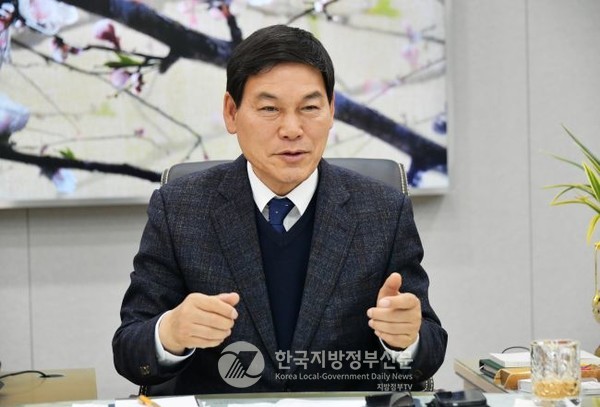 정철원 담양군수가 수행비서 없이 직접 차량을 운전해 출퇴근하며 절대권력자의 의전을 버리고 공무원과 함께 동행하는 ‘서번트 리더십(Servant Leadership)’을 실천하고 있어서 화제가 되고 있다.(사진=조용원 기자/담양군청)