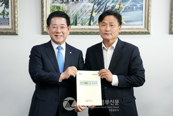 김영록 전남지사(왼쪽)는 23일 국회를 찾아 더불어민주당 김영진 정무전략본부장(오른쪽)을 만나, 전남도가 역점 추진 중인 메가프로젝트를 대선공약에 반영해줄 것을 요청했다.(사진=조용원 기자/전남도청)