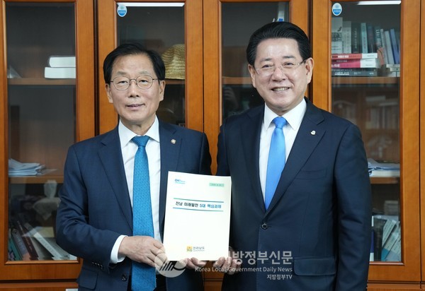 김 지사는 이날 더불어민주당 윤후덕 정책본부장(왼쪽)을 만나 "균형발전이란 단순한 예산 분배가 아니라, 지역의 잠재력이 국가 전체의 방향과 만나는 구조로 재편돼야 한다"고 강조하며 대선 공약 반영을 요청했다(사진=조용원 기자/전남도청)