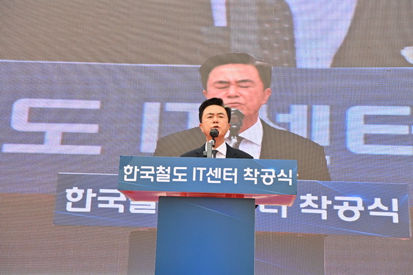 이날 착공식에서 김태흠 지사는 “충남은 수도권과 하삼도를 연결하는 허리와 같은 곳”이라며 “국가 전체의 철도 교통을 관장하기에 이만큼 적격인 곳도 없을 것”이라고 기대를 표명했다. (사진=김지수 기자/충남도청)