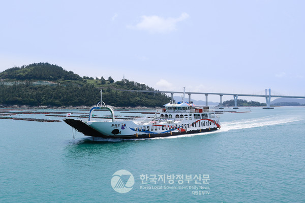 완도군은 오는 5월 1일부터 전국 최초로 '65세 이상 여객선 무료 운임 지원 정책'을 전면 시행한다. 이는 단순한 요금 감면을 넘어, 고령화와 섬 지역 특수성을 고려한 맞춤형 교통 복지 모델로 평가된다.(사진=조용원 기자/완도군청)