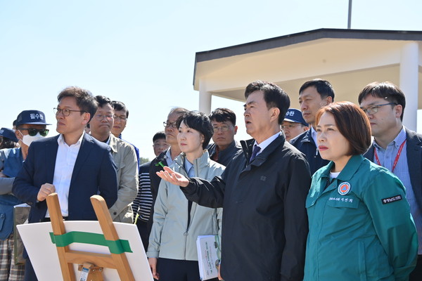 김태흠 지사는 “2030년까지 직파재배 면적을 전체 벼 재배 면적의 10%까지 확대하면 농가에 1000억원 이상의 소득향상을 가져올 것으로 기대되고 있다”며 “인구감소와 고령화, 인건비와 농자재값 상승 등 농가부담이 날이 갈수록 커지는 만큼 직파재배를 통해 농업의 새로운 미래를 열 수 있도록 최선을 다하겠다”고 강조했다. (사진=김지수 기자/충남도청)