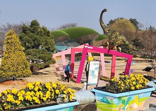 5월 3일부터 5일까지 개최되는 제12회 ‘2025 해남공룡대축제’는 박물관 자체가 축제장이다. 공룡이라는 주제를 중심으로, 가족 중심의 체험형 콘텐츠와 환상적인 야간경관, 자연 친화적인 전시공간이 조화를 이루며 그 어떤 지역축제와도 차별화된 경험을 선사한다.(사진=조용원 기자/해남군청)