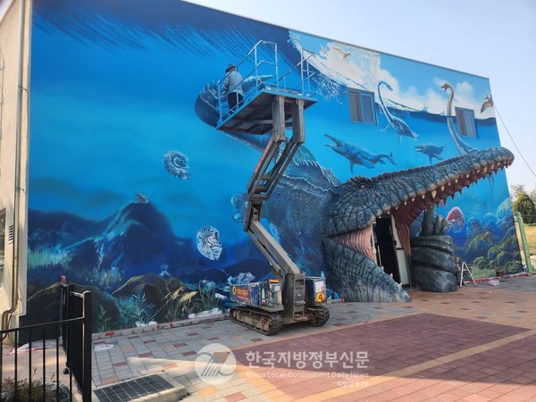 해남공룡박물관은 ‘공룡 테마파크’로의 탈바꿈을 시작했다. 매표소 입구에는 어린이들의 눈높이에 맞춘 동화 같은 간판과, 공룡 형상의 조형물이 관람객을 반긴다.(사진=조용원 기자/해남군청)