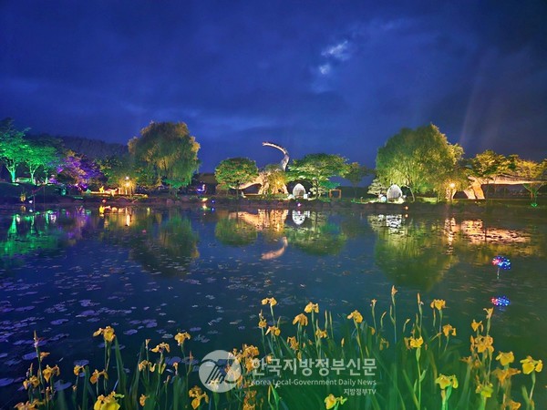 ‘인생샷 명소’ 공룡 연못은 이번 해 봄꽃과 조명을 새로 입고 다시 태어난다. 특히, 야간개장을 통해 선보이는 ‘빛의 정원’은 단순한 조명이 아닌, 공룡이라는 테마에 맞춘 서사적 연출이 더해져 방문객들의 탄성을 자아낸다.(사진=조용원 기자/해남군청)