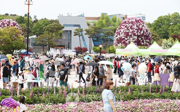 대한민국 대표 봄 축제 ‘함평나비대축제’가 25일 올해로 27회째를 맞이하며 화려한 막을 올렸다. 단순한 지역 축제를 넘어 생태문화관광의 모범사례로 평가받고 있다(사진=조용원 기자/함평군청)