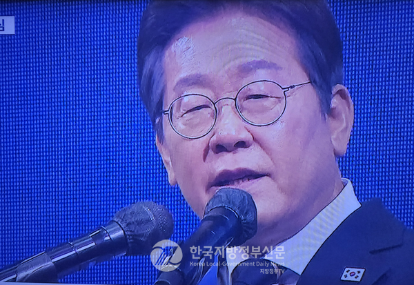 27일 더불어민주당 제21대 대통령선거 후보로 선출된 이재명 후보는 후보수락 연설을 통해 "지금 이 순간부터 이재명은 민주당 후보이자 내란 종식과 위기 극복, 통합과 국민 행복을 갈망하는 모든 국민의 후보"라며 "국민통합을 이루고 경제를 재건해 세계를 선도하는 진짜 대한민국을 만들겠다"고 포부를 밝혔다.(사진=mbc방송화면 캡쳐)