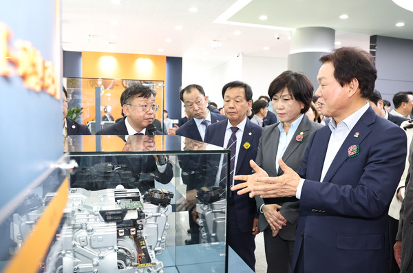 박완수 지사는 이어 “버추얼 센터는 단순 시험장이 아니라 미래차 부품 산업 경쟁력의 심장부”라며 “경남이 전국 최고의 미래차 디지털 융합 혁신 클러스터로 도약하는 계기가 될 것”이라고 강조했다. (사진=김지수 기자/경남도청)