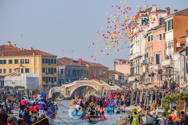‘이탈리아 베니스 카니발’은 이탈리아 북부 ‘물의 도시’. ’운하의 도시‘ 베니스(Venezia)에서 매년 2월에 열리는 세계적으로 유명한 ’가면 축제(Masquerade Festival)‘로, 리우 삼바 카니발, 프랑스 니스 카니발과 함께 세계 3대 축제 중 하나로 꼽힌다(사진=조용원 기자/베니스카니발조직위)