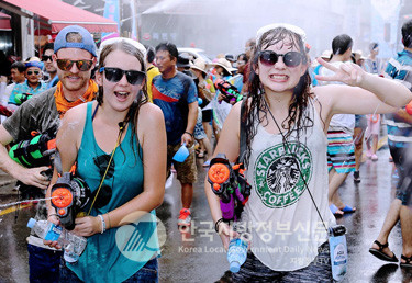 ‘정남진 장흥 물축제’가 지역축제를 넘어서 세계로 나아가 ‘세계 3대 물축제’로 도약과 함께 지방정부 축제의 세계화 성공모델을 제시해 주고 있어 비상한 관심을 끌고 있다.(사진=조용원 기자/장흥군청)