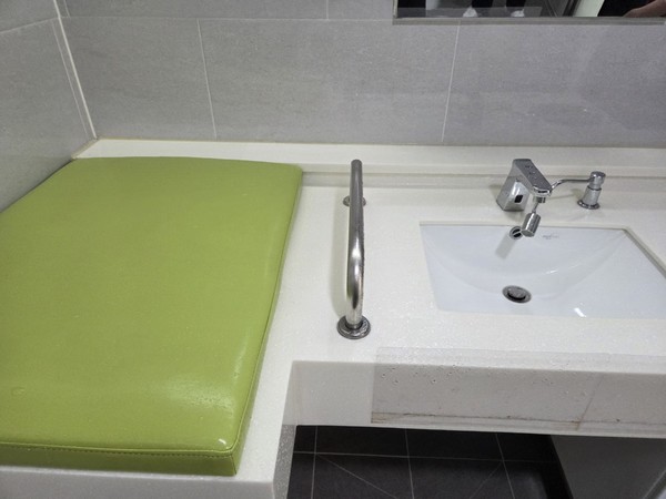 경기 안양시(시장 최대호)는 아동친화도시 추진의 일환으로 전국 최초로 공공시설 내 ‘영유아 전용 수전’을 설치하고 있다. (사진=김미숙 기자/안양시청)