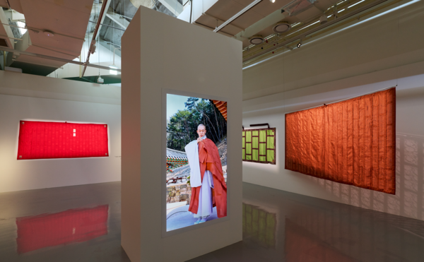  1,500년 전통을 이어온 스님들의 손끝에서 피어난 예술성과 시민의 손끝으로 구현되는 체험형 프로그램이 만나는 국내 최초 · 최대 규모 불교 자수공예 특별전 《염원을 담아 – 실로 새겨 부처에 이르다》가, 한국 공예문화의 미래를 여는 또 하나의 이정표가 될 전망이다. (사진=김미숙 기자/서울시청)