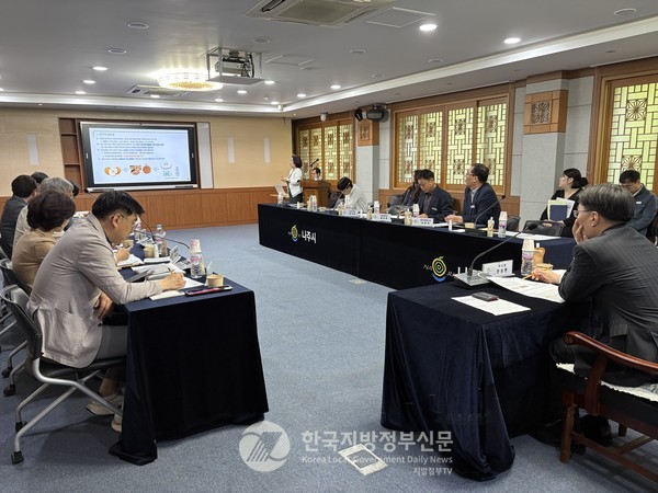 나주시가 최근 개최한 연구용역 최종보고회에서 웰바이오㈜ 남승희 대표는 이상기후로 상품성이 떨어진 저품위 배의 착즙 후 남은 껍질에서 천연 알부틴을 추출하는 기술을 발표했다.(사진=조용원 기자/나주시청)