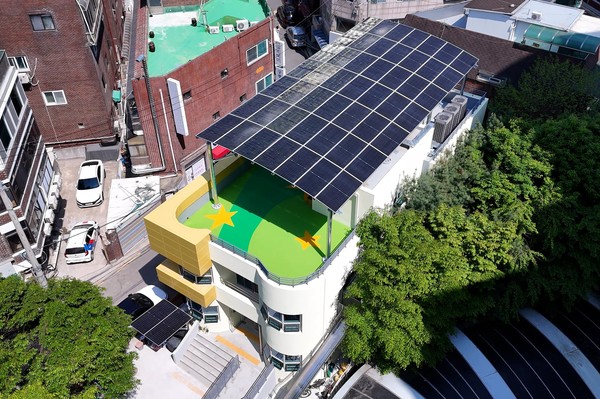 경기 광명시(시장 박승원)가 시립소하어린이집을 통해 전국 지방정부 최초로 한국에너지공단 제로에너지건축물(ZEB) 본인증 ‘플러스(+) 등급’을 획득했다. (사진=김미숙 기자/광명시청)