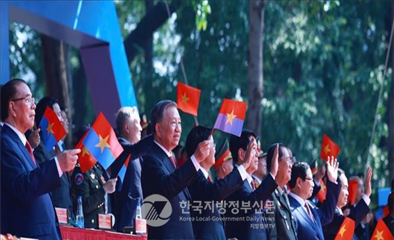 통일 50주년 기념식에는 또럼(Tô Lâm) 총비서(앞줄 왼쪽 두번째), 농득마인 전 총비서(앞줄 왼쪽 첫번째)를 비롯한 르엉끄엉(Lương Cường) 국가주석, 팜민찐(Phạm Minh Chính) 총리, 쩐타인먼(Trần Thanh Mẫn) 국회의장, 당 중앙위원회 위원, 조국전선중앙위원회 위원 등 정치지도자들이 대거 참석했다.(사진=정양기 기자/VTV방송화면캡쳐)