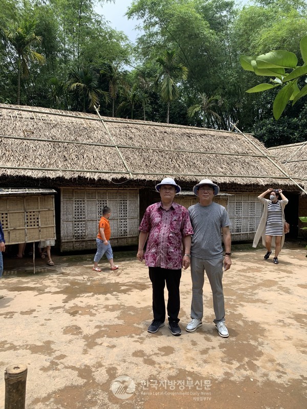 베트남 응에안성 남단현 랑샌에 있는 호찌민 주석 생가를 방문한 안경환 총장(왼쪽)(사진=정양기 기자)