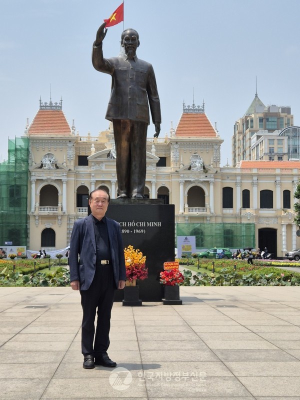 호찌민시 인민위원회 청사 앞에 서있는 호찌민 동상을 찾은 안경환 총장(사진=정양기 기자)