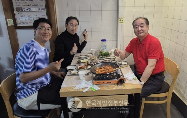 호찌민 주석 탄생 135주년을 맞이하여 호찌민 주석의 를 번역해 한국에 최초로 소개하여 베트남 국가훈장을 수훈하는 등 베트남과 호찌민 주석을 오랫동안 연구해 온 한국 유일의 하노이 명예시민이자 베트남 하노이 소재 응우옌짜이대학교 대외총장을 맡고 있는 안경환 총장을 5월 6일 부산에서 만나 특별대담을 가졌다. 본지 정양기 발행인(가운데)과 대담을 나누고 있는 안경환 총장(오른쪽), 김용만 (사)안용복장군기념사업회 상임이사(왼쪽).(사진=정양기 기자)