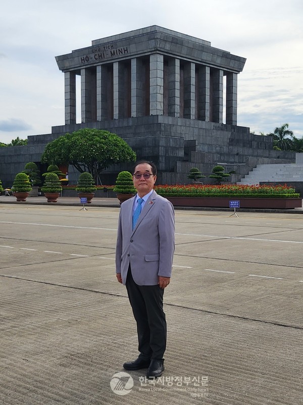 베트남 수도 하노이 바딘광장에 위치한 호찌민 주석 영묘를 찾은 안경환 총장(사진=정양기 기자)