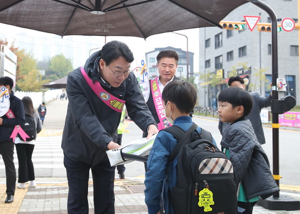 정명근 화성특례시장은 “AI 기술은 아이들의 안전을 지키고, 상상력을 꽃피우는 따뜻한 울타리이자 든든한 친구”라며 “이번 AI 영상관제시스템과 놀이터 사업은 행정과 교육, 기술이 조화된 혁신 모델로, 앞으로도 모든 어린이가 존중받고 꿈을 펼칠 수 있는 도시를 만들어가겠다”고 강조했다. (사진=김미숙 기자/화성시청)