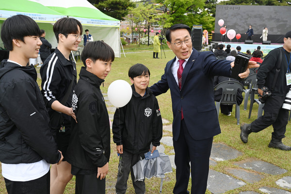 이용록 홍성군수는 “역사·문화·놀이가 어우러진 에듀테인먼트 축제로, 아이들에게 꿈과 희망을 심어주는 축제”라며 “온 세대가 함께 즐길 수 있는 참여형 축제로 더욱 발전시키겠다”고 강조했다. (사진=김지수 기자/홍성군청)