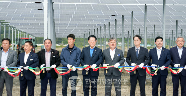 김영록 전남지사(왼쪽 다섯번째)와 장세일 영광군수(오른쪽 네번째)를 비롯한 관계자들이 참석한 가운데 전국 최대 규모의 ‘영농형 태양광’ 발전단지가 8일 전라남도 영광군에서 첫 상업운전에 돌입해 전국적 확산이 기대되고 있다.(사진=조용원 기자/전남도청)