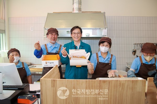  영암군이 ‘가치있는 노년, 든든한 효도복지’라는 목표로 생산적 복지 일자리 등 4대 분야에 772억원 투입하여 어르신의 생활 혁신을 지원하면서 농촌노인복지의 모델로 주목받고 있다(사진=조용원 기자/영암군청)