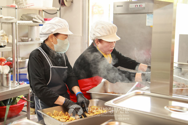영암군은 기찬밥상, 기찬커피, 찾아가는 기찬빨래방, 전통수의, 발효식품, 다육이 재배 등 경로당 공동작업장 17곳을 운영하고 있다.(사진=조용원 기자/영암군청)