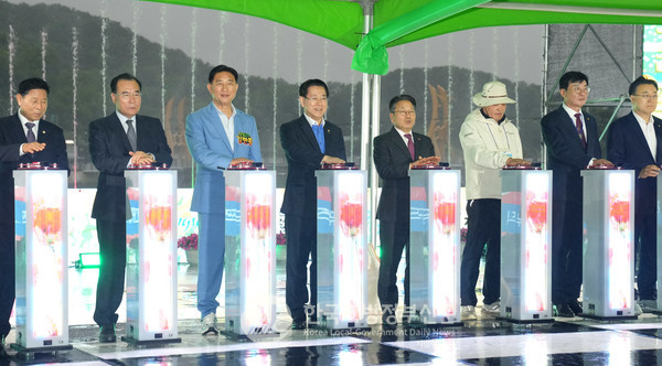 김영록 전남도지사(왼쪽 네번째)와 이개호 국회의원(왼쪽 두번째), 강기정 광주시장(오른쪽 네번째), 김한종 장성군수(왼쪽 세번째), 구복규 화순군수(맨 오른쪽), 김성 장흥군수(왼쪽 두번째), 이상익 함평군수, 도의원, 국립정원문화원, 전남수목원정원협회장, 도민, 관광객 등 5천여 명이 참석한 가운데 '2025 남도 K-가든 페스티벌'이 9일 전남 장성군 황룡강 지방정원에서 개막됐다.(사진=조용원 기자/전남도청)