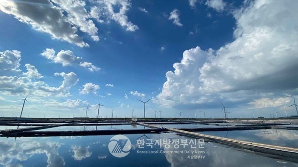 영광군은 전국 최고 수준의 태양광·풍력 등 신재생에너지 자원을 활용해, 발전사업 이익을 군민과 직접 공유하는 상생 모델을 구축하고 전국 최초 기본소득 기본 조례를 제정, 시행하고 있다.(사진=조용원 기자/영광군청)