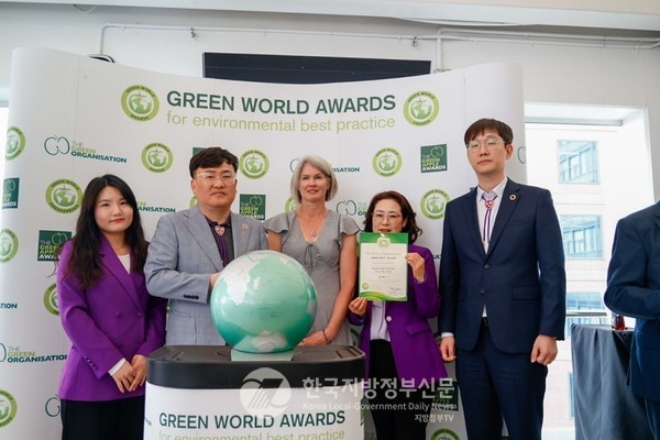 신안군이 12일 뉴질랜드 오클랜드에서 열린 세계 4대 최고 권위의 환경 시상식인 ‘2025 그린월드어워즈(Green World Awards)’에서 그린에너지 부문‘금상’을 수상했다.(사진=조용원 기자/신안군청)