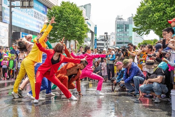 강원 춘천시(시장 육동한)의 중심가에서 물줄기와 불꽃이 춤추며, 말 없는 몸짓이 도시를 가득 채운다. (사진=김미숙 기자/춘천시청)