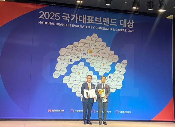 충남도(도지사 김태흠)가 2022년 이후 33조 4,768억 원(국내 28조 3,627억·외국인투자 5조 1,141억 원)의 대규모 투자를 이끌어낸 성과가 높은 평가를 받으며, 5월 14일 서울 앰배서더호텔에서 열린 ‘2025 매일경제 국가대표브랜드 대상’ 시상식에서 ‘투자유치 선도 도시’ 부문 대상을 수상했다. (사진=김지수 기자/충남도청)