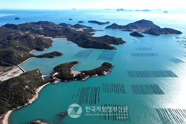 ‘검은 반도체, K-김’의 세계화 열풍을 주도하고 있는 전라남도는 전국 생산량의 78%, 전국 생산액의 81%를 차지하며 대한민국 김 산업의 성장을 주도하고 있다. 전남 김 양식장.(사진=조용원 기자/전남도청)
