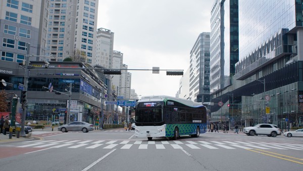 경기도(도지사 김동연) 판교제로시티가 지난 3월 제정된 ‘자율주행차 데이터 국가표준(KS R 1600 시리즈)’을 국내 최초로 도로 인프라와 실증 차량에 전면 적용하며, 진정한 의미의 자율주행 표준시대를 열었다. (사진=김미숙 기자/경기도청)