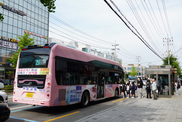 경남 진주시(시장 조규일)가 항공·철도·시외·고속버스·시내버스·택시 등 다양한 교통수단을 하나의 플랫폼에서 예약·결제·환승할 수 있고 민간 플랫폼을 활용해 광역환승마일리지를 적립해주는 '진주형 MaaS(모빌리티 서비스)' 도입해, 지방정부 차원의 스마트 교통체계 구축에 앞장선다. (사진=김지수 기자/진주시청)
