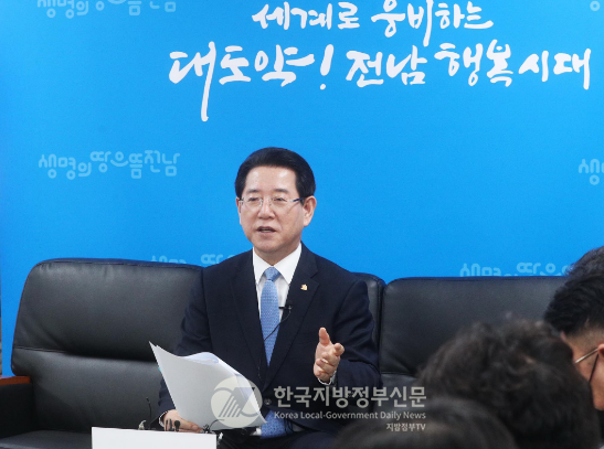 김영록 전남도지사가 메니페스토본부의 공약이행 평가에서 3년 연속 최우수 등급을 획득하여 지방정부의 약속 실천력을 다시 한번 입증하면서 ‘정치’ 아닌 ‘정책’을 묻는 시대를 선도하고 있다.(사진=조용원 기자/전남도청)