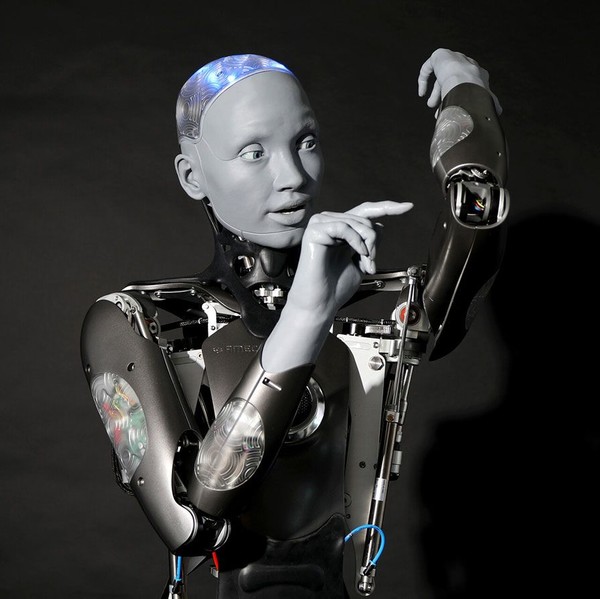 오는 6월 18일부터 20일까지 서울 코엑스에서 열리는 AI 혁신 콘퍼런스 ‘MARS 2025(Modern AI & Robotic Summit)’에서 영국 엔지니어드 아츠(Engineered Arts)가 개발한 휴머노이드 로봇 ‘아메카(AMECA)’가 국내 최초로 공개된다. (자료=화성시청)