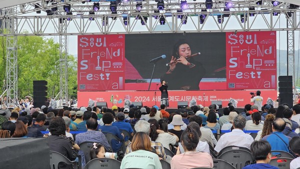 1996년 ‘서울시민의 날’ 기념행사로 시작된 이래 매년 20만 명대의 관람객이 찾는 서울특별시(시장 오세훈) 대표 글로벌 축제 「2025 서울세계도시문화축제(Seoul Friendship Festival 2025)」가 올해는 ‘문화로 동행(同行)하는 세계와 서울’을 주제로 더욱 풍성해진 프로그램을 선보인다. (사진=김미숙 기자/서울시청)