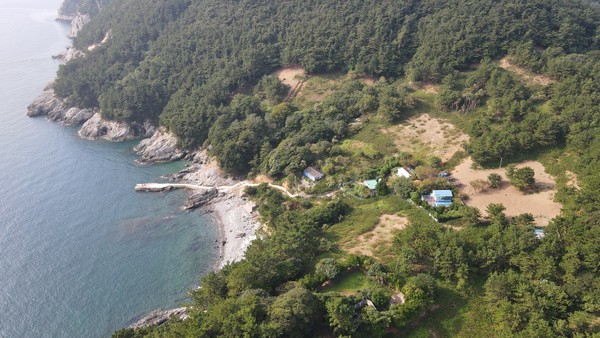 경남도(도지사 박완수)가 2023년부터 2027년까지 5개년 계획으로 추진 중인 ‘작은 섬 공도(空島) 방지 사업’을 통해 통영시, 사천시, 거제시 등 3개 시 6개 섬에 총 29억 원을 투입해 가시적인 성과를 거두고 있다. (사진=김지수 기자/경남도청)