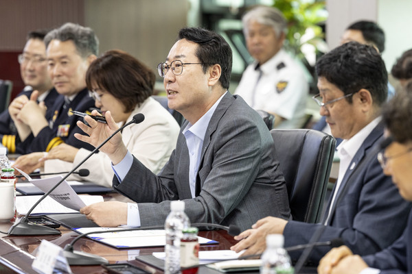 화성특례시(시장 정명근)의 선제적 민·관 협력 모델을 통한 '전동킥보드와 전기자전거 등 개인형 모빌리티(PM) 지정 위치 대여 · 반납제'는 PM 이용 확산에 따른 부작용을 최소화하면서, 도시 이동성 혁신의 성공 사례로 자리매김할 전망으로, 향후 ‘안전하고 편리한 모빌리티 도시’로 한 걸음 더 나아가는 행보에 귀추가 주목된다. (사진=김미숙 기자/화성시청)